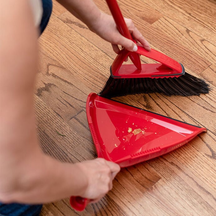 Vileda Oskar® Broom with Dustpan