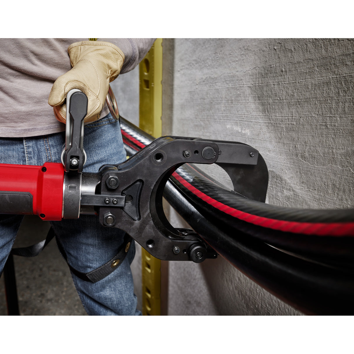 Milwaukee 2875R-21 M18™ FORCE LOGIC™ 5” Underground Cable Cutter w/ Wireless Remote