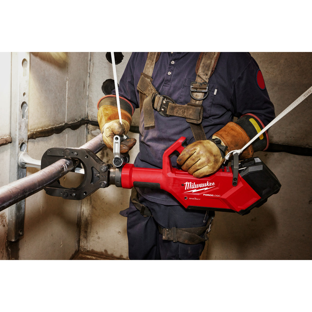 Milwaukee 2875R-21 M18™ FORCE LOGIC™ 5” Underground Cable Cutter w/ Wireless Remote