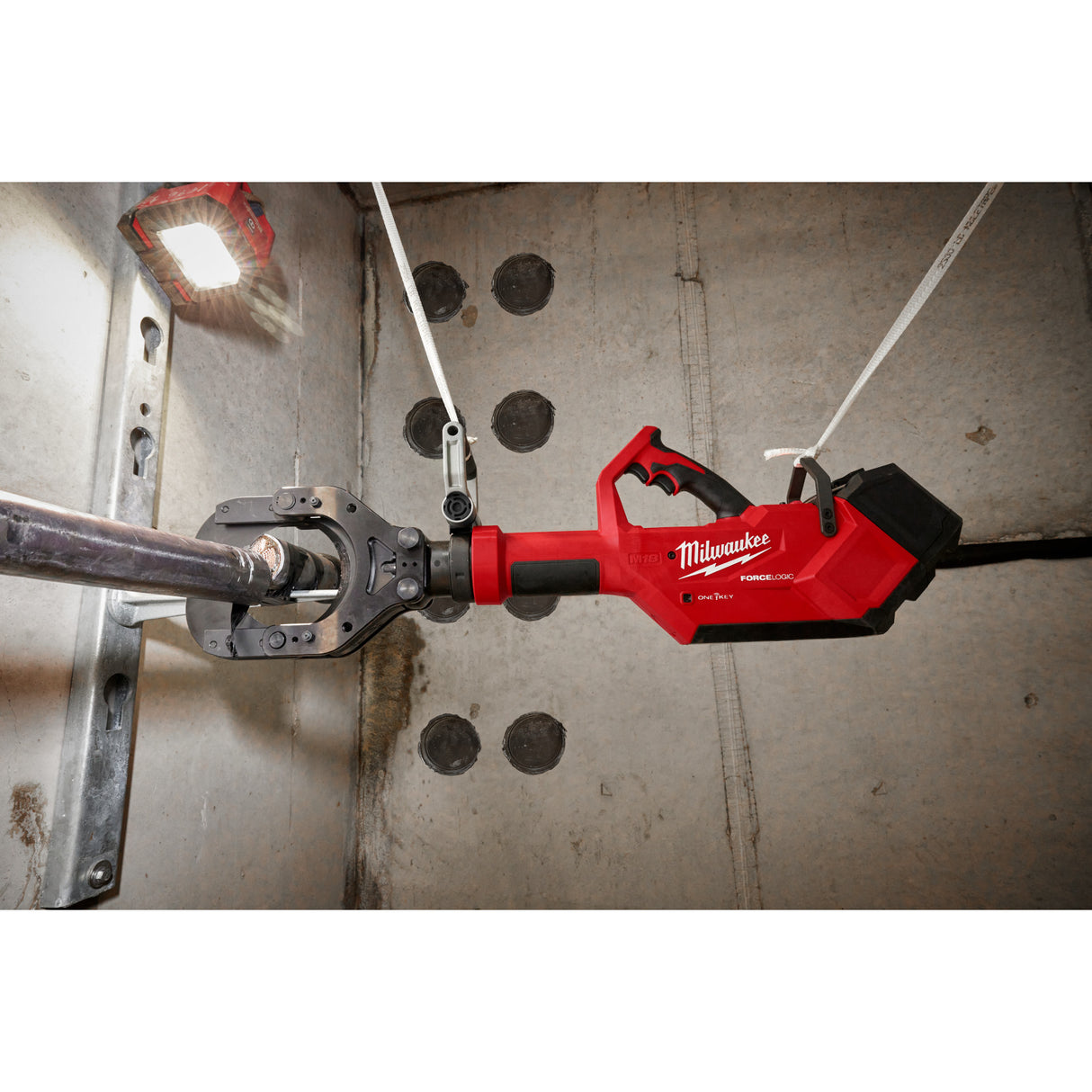 Milwaukee 2875R-21 M18™ FORCE LOGIC™ 5” Underground Cable Cutter w/ Wireless Remote