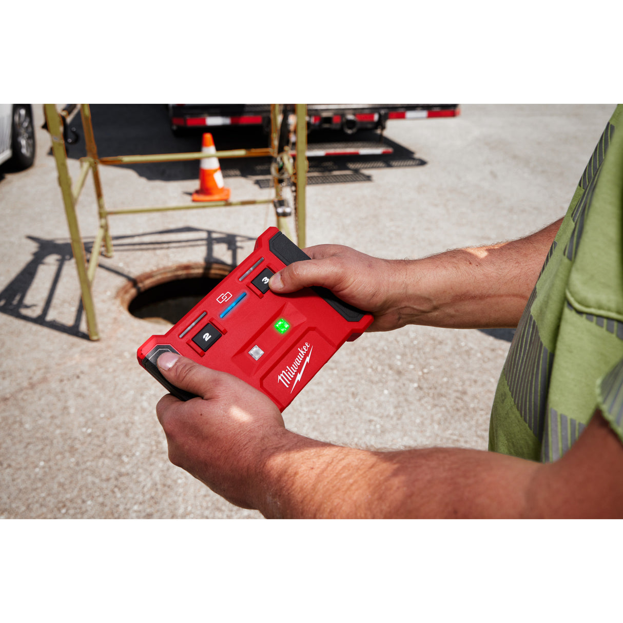 Milwaukee 2875R-21 M18™ FORCE LOGIC™ 5” Underground Cable Cutter w/ Wireless Remote