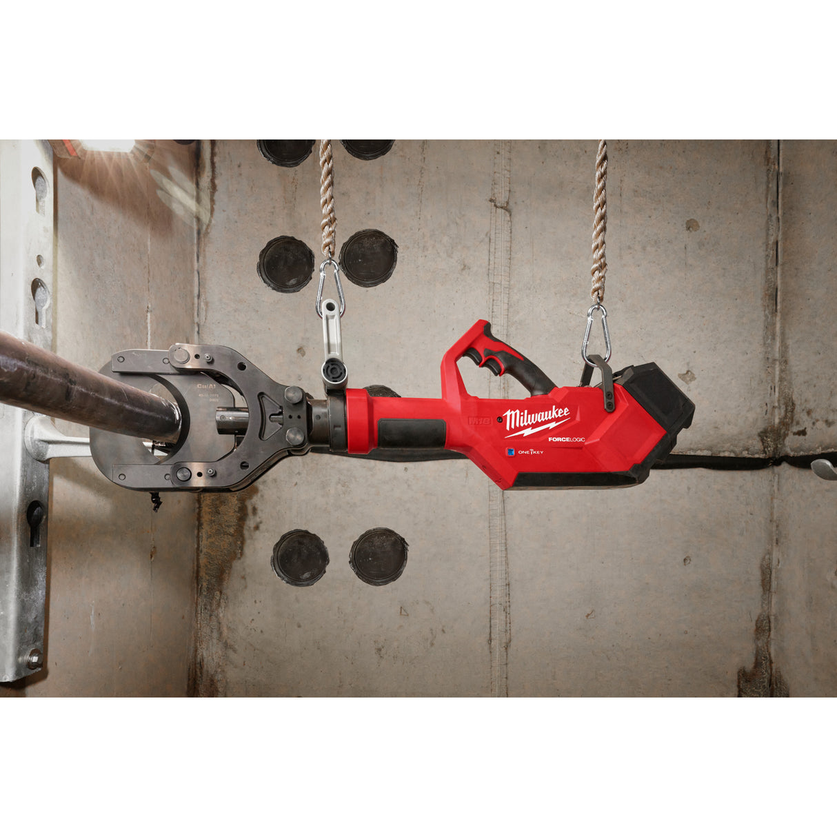 Milwaukee 2875R-21 M18™ FORCE LOGIC™ 5” Underground Cable Cutter w/ Wireless Remote