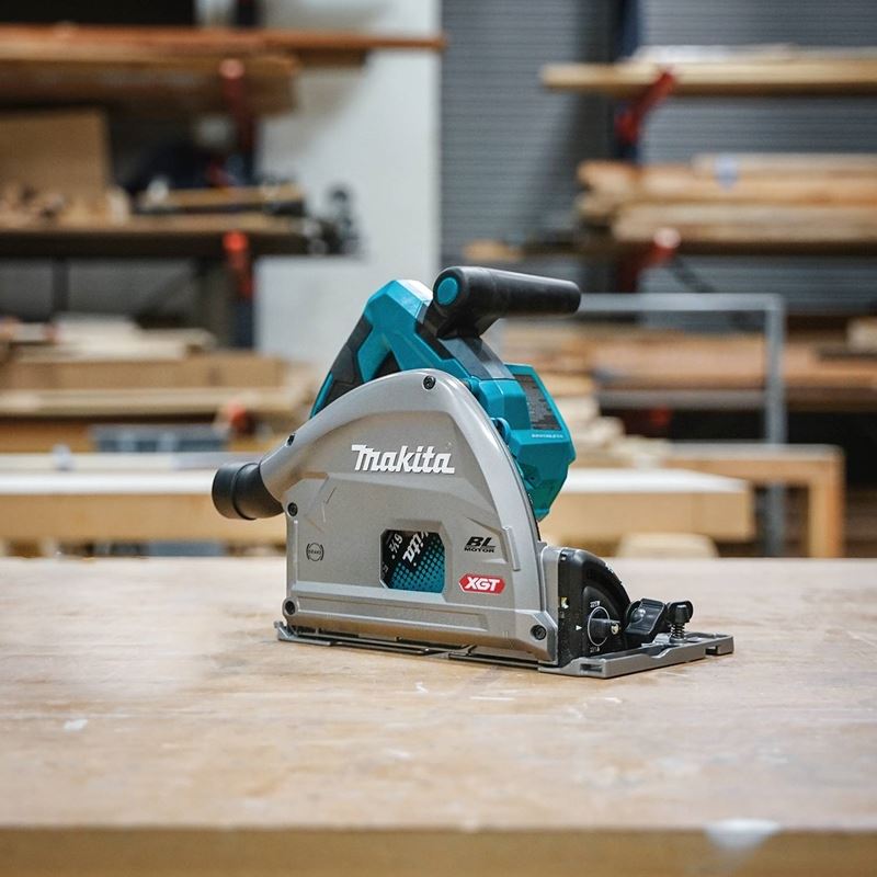 Makita SP001GZ05 40V MAX XGT Li-Ion BL 6-1/2in Plunge Cut Circular Saw with 55in Guide Rail