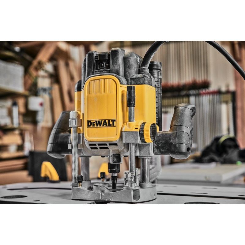 DEWALT DWE625 3 Peak HP Electronic Variable Speed Plunge Router