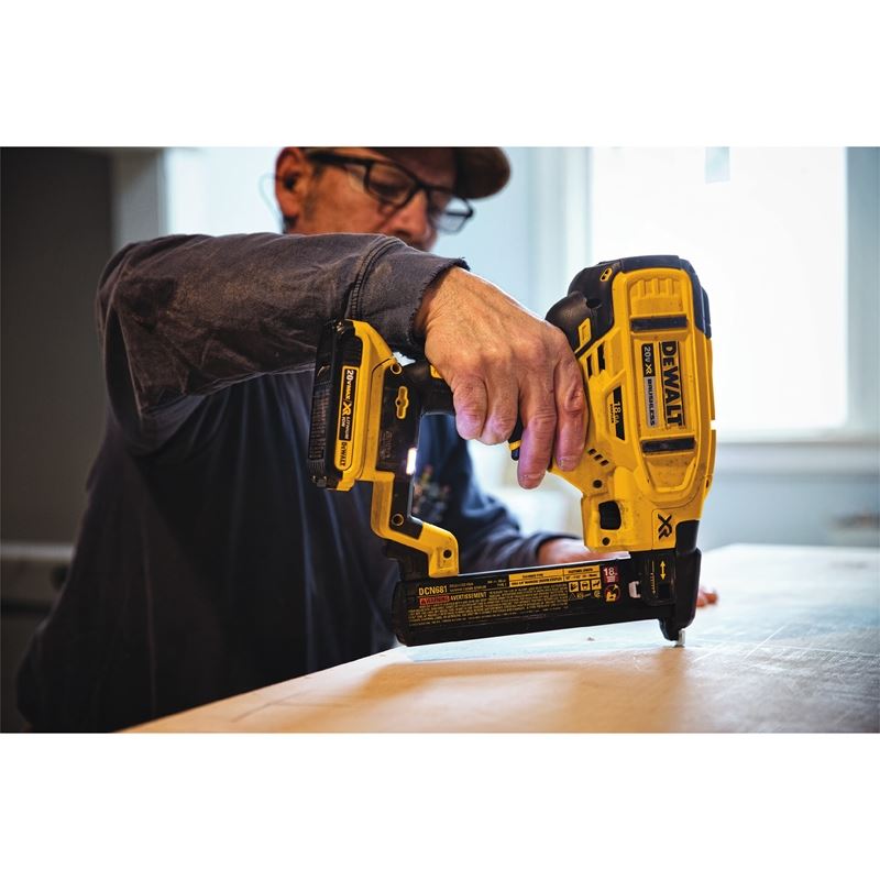 DEWALT DCN681D1 20V MAX* XR Cordless 18 GA Narrow Crown Stapler - Kit