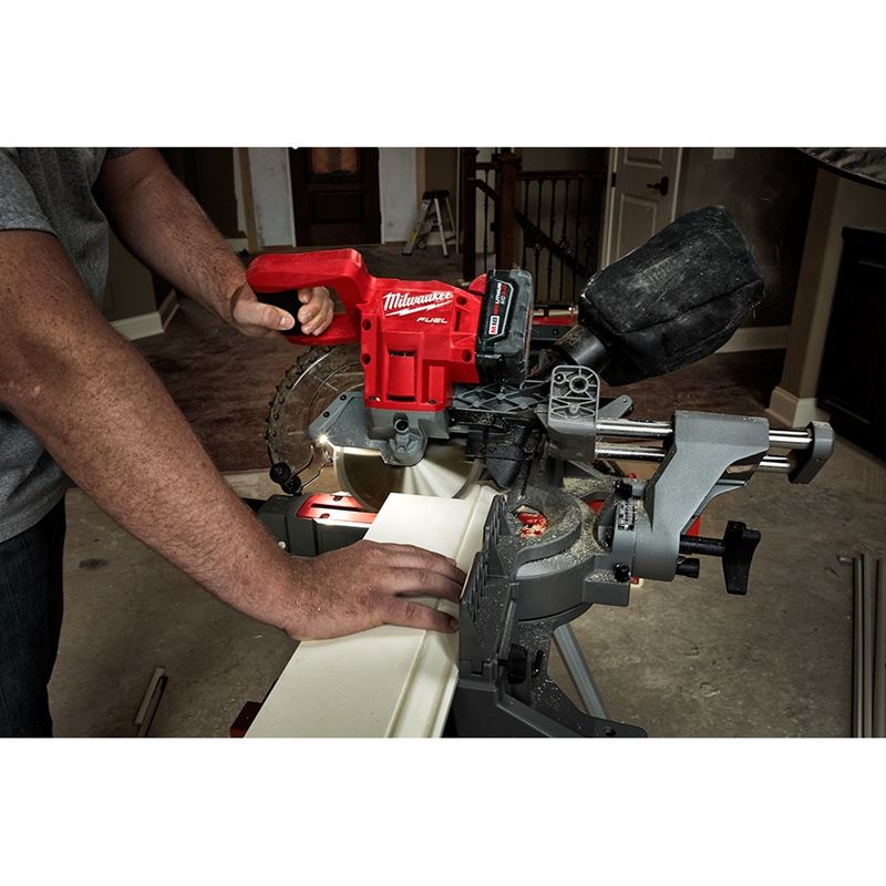 Milwaukee 2733-21 M18 FUELâ„¢ 7-1/4â€ Dual Bevel Sliding Compound Miter Saw Kit