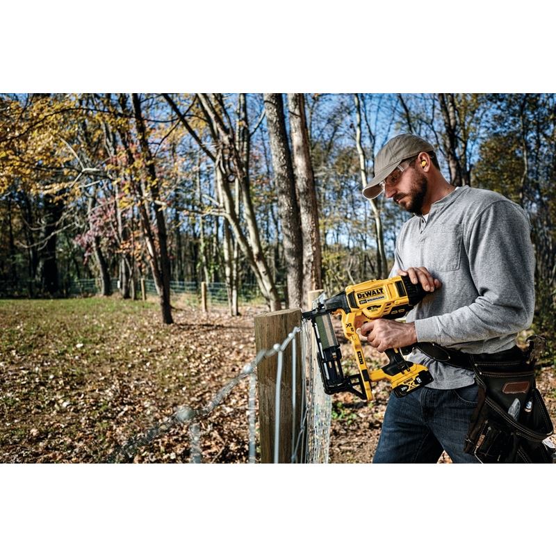 DEWALT DCFS950P2 20V MAX XR 9 GA Cordless Fencing Stapler Kit