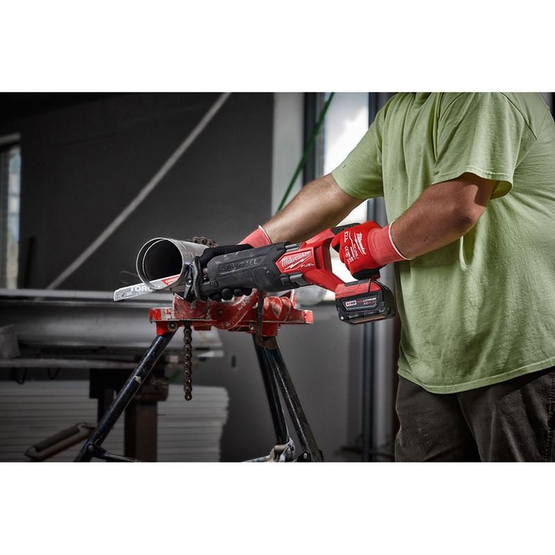 2821-22 M18 FUEL 18 Volt Lithium-Ion Brushless Cordless SAWZALL Reciprocating Saw Kit