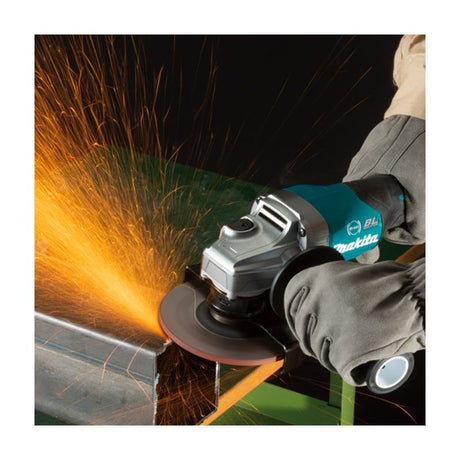 Makita GA013GM102 XGT 40V (4.0 Ah) MAX Li-Ion Brushless 5â€ Angle Grinder Kit (Paddle Switch)