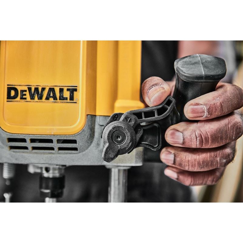 DEWALT DWE625 3 Peak HP Electronic Variable Speed Plunge Router